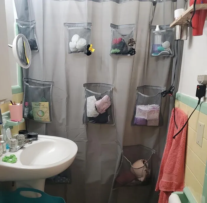 Your Shower's Storage Capacity Is About To Rival Mary Poppins' Handbag Thanks To This Genius <a Style="Display:inline;" Href="Https://Www.amazon.com/Maytex-Pockets-Shower-Curtain-Organizer/Dp/B08c8g93tb?ie=utf8&linkcode=ll1&tag=bphyena-20&linkid=08caf4846ed2774d5759c58f79f0b556&language=en_us&ref_=as_li_ss_tl" Target="_blank"><span Style="Font: Inherit; Color: #d74b1f;"> Shower Curtain Liner With Pockets </Span>