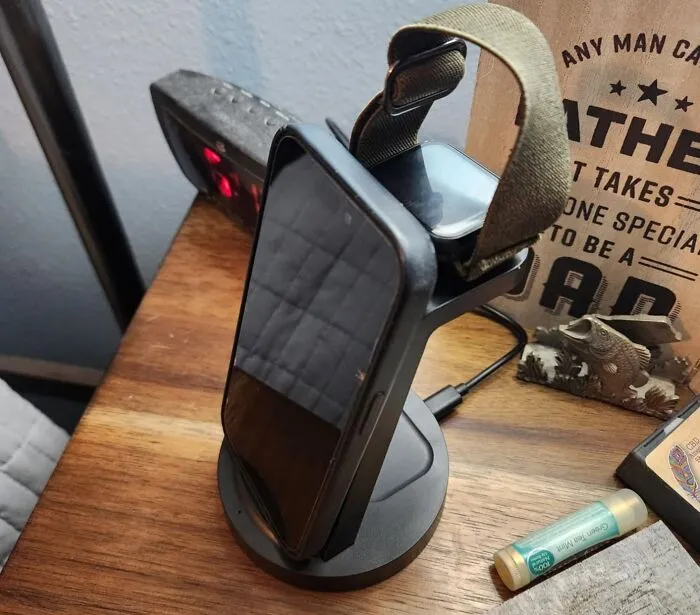 Give Your Nightstand A Marie Kondo Moment Because This <a Style="Display:inline;" Href="Https://Www.amazon.com/Charging-Station-iPhone-Wireless-Charger/Dp/B0bfcc18fs?ie=utf8&th=1&linkcode=ll1&tag=bpcrocodile-20&linkid=8488024ae3aa01e70cc5447efd7e5960&language=en_us&ref_=as_li_ss_tl" Target="_blank"><span Style="Font: Inherit; Color: #d74b1f;"> 3 In 1 Apple Charging Station </Span> Sparks Joy By Juicing Up Your iPhone, Apple Watch, And AirPods All At Once, No Cable Chaos Invited