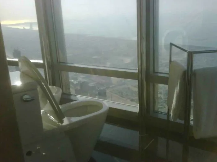 Baño con vista panorámica a gran altura en un edificio, una de las fotos tan interesantes para ver sin protección.