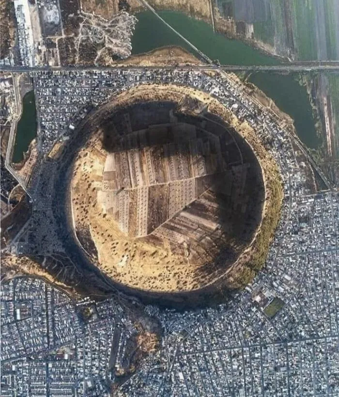 La ciudad de Xico, en México, rodea un gran cráter volcánico. Se le conoce como el "Cerro de Xico".