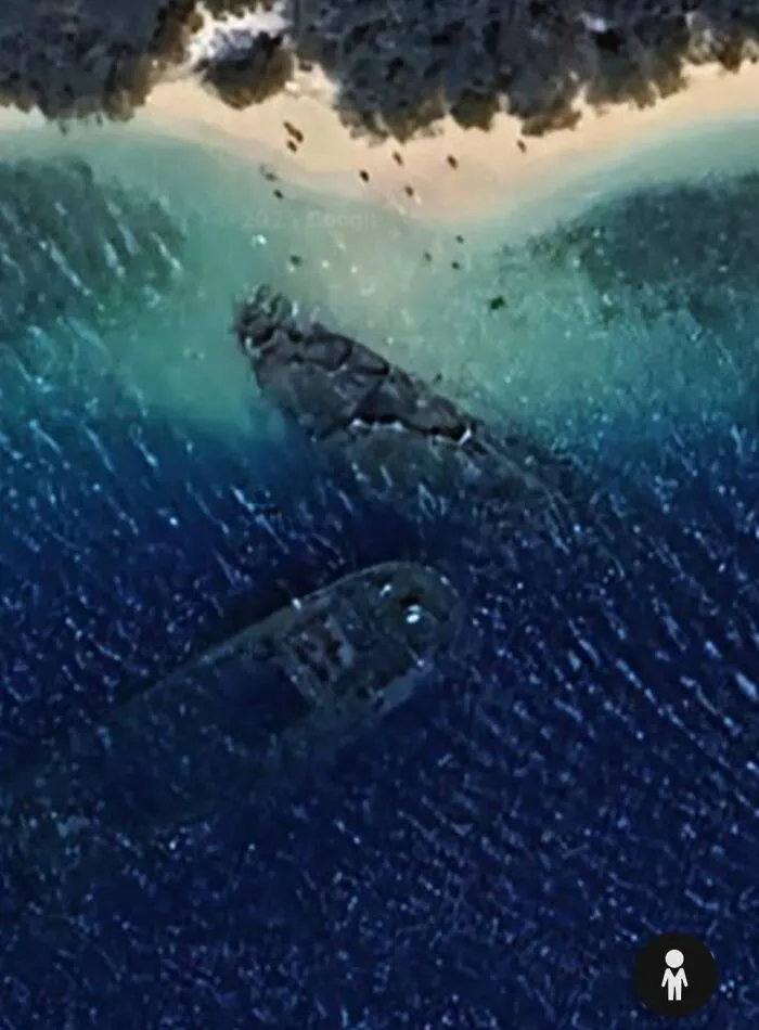 Barco hundido visible desde satélite en aguas profundas, uno de los lugares misteriosos encontrados en Google Earth.
