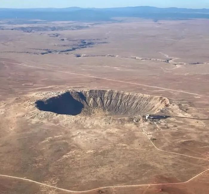 Cráter gigante en zona desértica, uno de los lugares misteriosos encontrados en Google Earth desde el aire.
