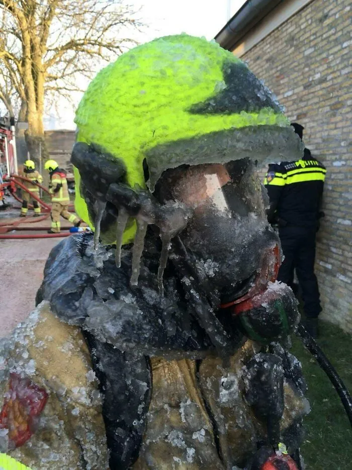Bombero holandés después de apagar un fuego en condiciones de congelación