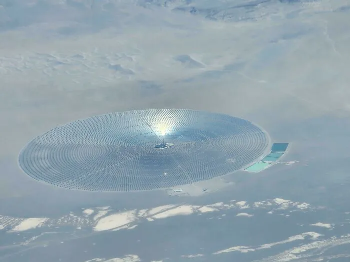 Planta solar concentradora con diseño circular brillante en paisaje desértico en fotos tan interesantes para proteger la vista.