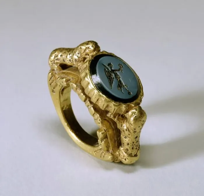 Ancient Byzantine Gold Ring Featuring A Blue Nicolo Intaglio Carving Of Nike Supported By Two Gold Leopards, 4th Century Ce