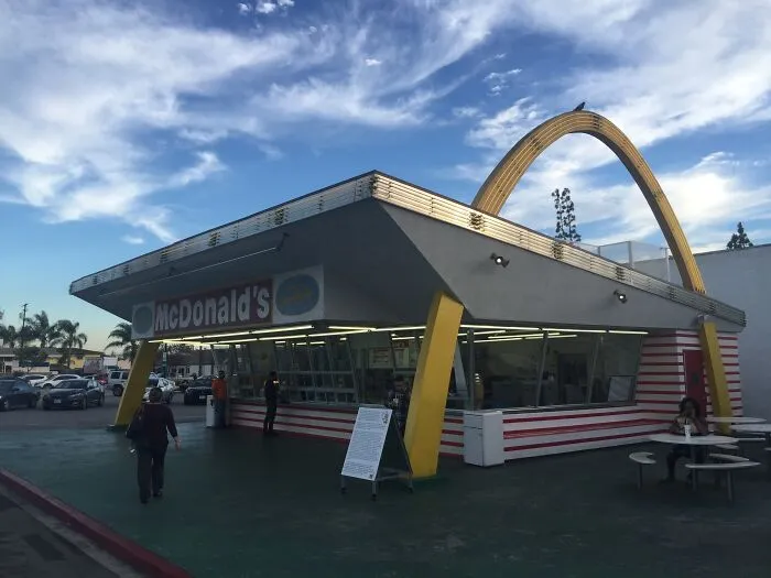 El McDonald's en funcionamiento más antiguo del mundo y el único con el diseño original. Fue el tercero en abrir.