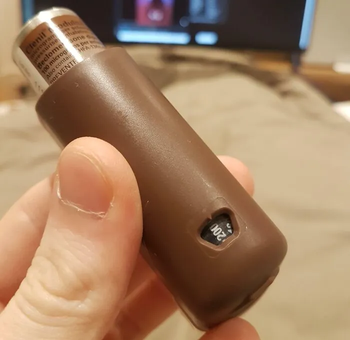 Solución genial para extender la vida útil de las pilas AA con reciclaje y control de voltaje visible.
