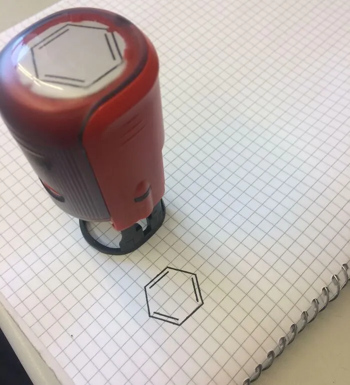 Sello práctico para dibujar formas hexagonales en cuaderno de cuadricula, solución genial para problemas habituales.