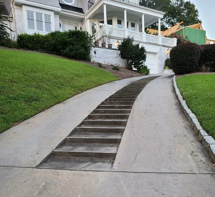 Entrada de casa con una combinación de rampa y escaleras para solución ingeniosa a problemas habituales de acceso.
