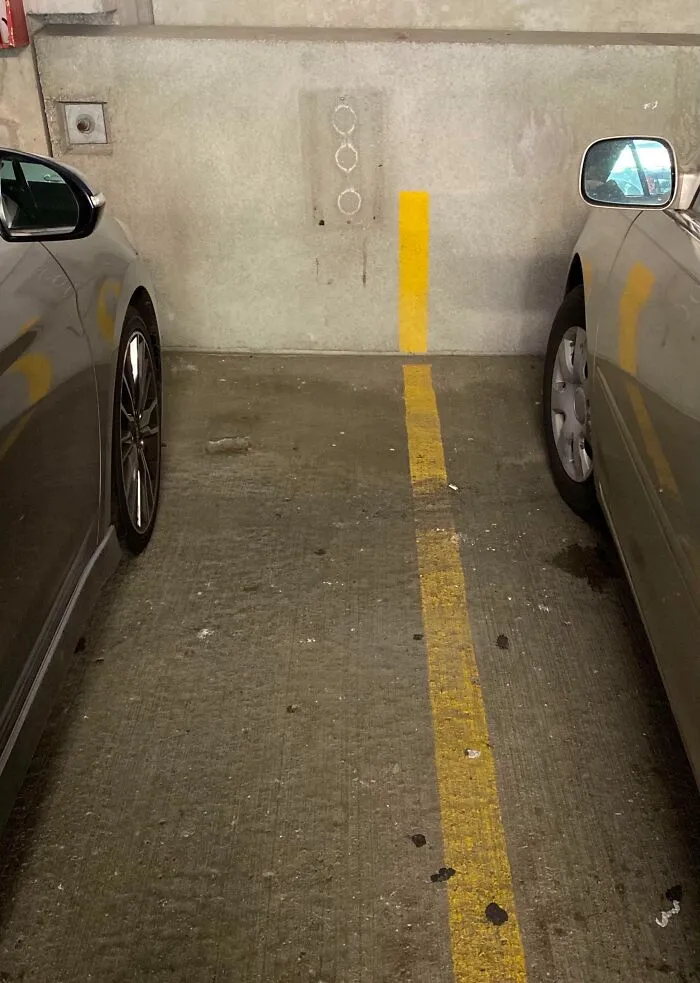 Las líneas de estacionamiento suben por la pared para que puedas estacionar tu auto correctamente