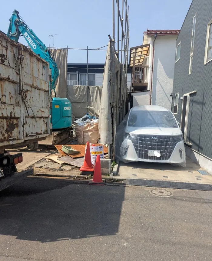 Empresa constructora cubre los coches vecinos para mantenerlos libres de polvo