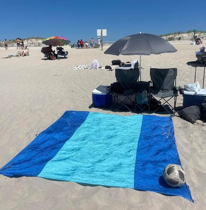 Your Dreams Of A Beach Trip That Doesn't Result In Your Car Turning Into A Literal Sandbox Can Finally Come True With <a Style="Display:inline;" Href="Https://Www.amazon.com/Wekapo-Sand-Proof-Beach-Blanket/Dp/B073nyknl4?ie=utf8&th=1&linkcode=ll1&tag=bplion-20&linkid=48e8b8ebced494fa042b686e690fc2e5&language=en_us&ref_=as_li_ss_tl" Target="_blank"><span Style="Font: Inherit; Color: #d74b1f;"> This Ridiculously Effective Large Sand-Free Beach Mat</Span> That Tells Sand To Peace Out
