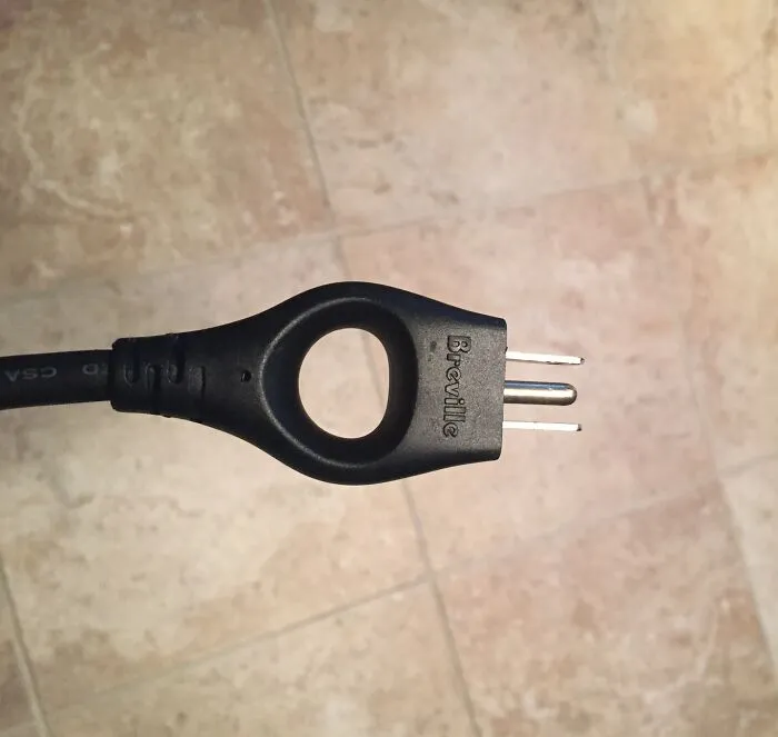 Este enchufe tiene un orificio para que sea más fácil sacarlo de la pared sin tirar del cable.