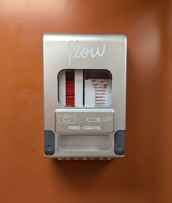 El baño al que fui en un restaurante tenía productos de higiene femenina gratuitos