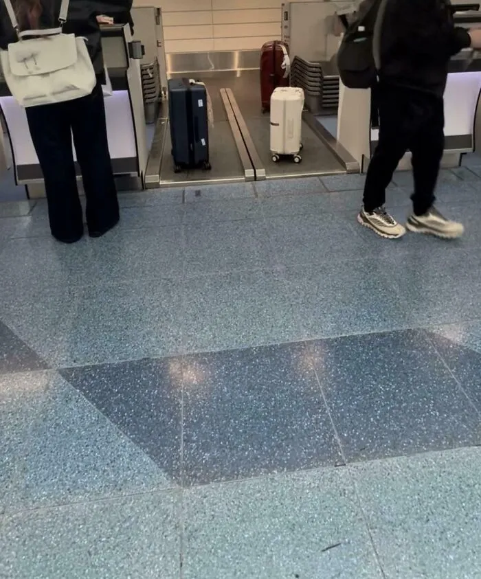 En Japón, las básculas para equipaje están planas en el suelo, por lo que no tienes que levantar tus pesadas maletas.