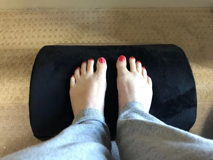 Making Ergonomics Less 'Corporate Memo' And More 'Actually Comfy,' <a Style="Display:inline;" Href="Https://Www.amazon.com/Ergofoam-Foot-Under-Chiropractor-Endorsed-Compression-Resistant/Dp/B07pwt8x6k?ie=utf8&th=1&linkcode=ll1&tag=bpcheetah-20&linkid=36b175a843f1157ed51b3daf1cd92787&language=en_us&ref_=as_li_ss_tl" Target="_blank"><span Style="Font: Inherit; Color: #d74b1f;"> This Ergofoam Foot Rest For Under Desk</Span> Gives Your Feet The Support They've Been Passively Aggressively Asking For During Those Long Work From Home Stretches