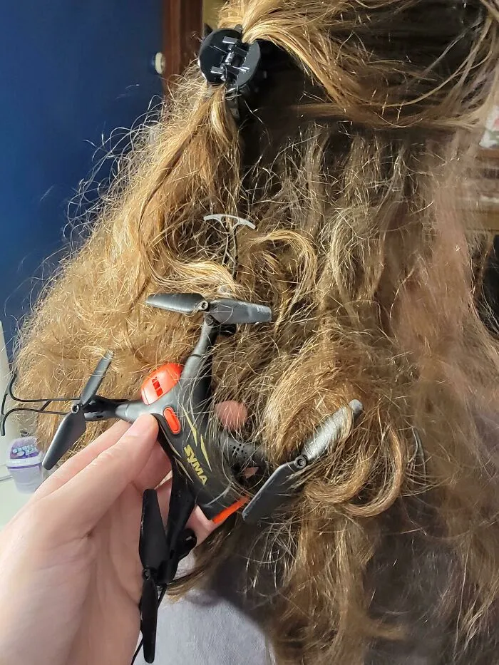 Le compré un dron a mi hijo para Navidad y a mi esposa no le gustó.