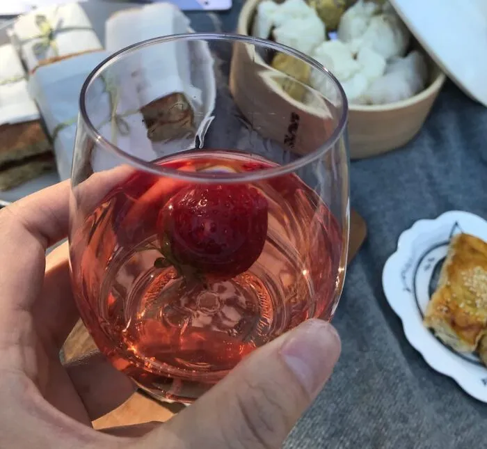 Your Fancy Picnic Wine Deserves Better Than A Red Solo Cup, But Actual Glass Is Just Asking For Trouble, Which Is Where <a Style="Display:inline;" Href="Https://Www.amazon.com/Tossware-14oz-Vino-Recyclable-Shatterproof/Dp/B0184xucr0?ie=utf8&th=1&linkcode=ll1&tag=bpraccoon-20&linkid=c957aaf2e88dd707cc02e90c34669959&language=en_us&ref_=as_li_ss_tl" Target="_blank"><span Style="Font: Inherit; Color: #d74b1f;"> These Plastic Clear Stemless Wineglasses</Span> Come In To Save The Day