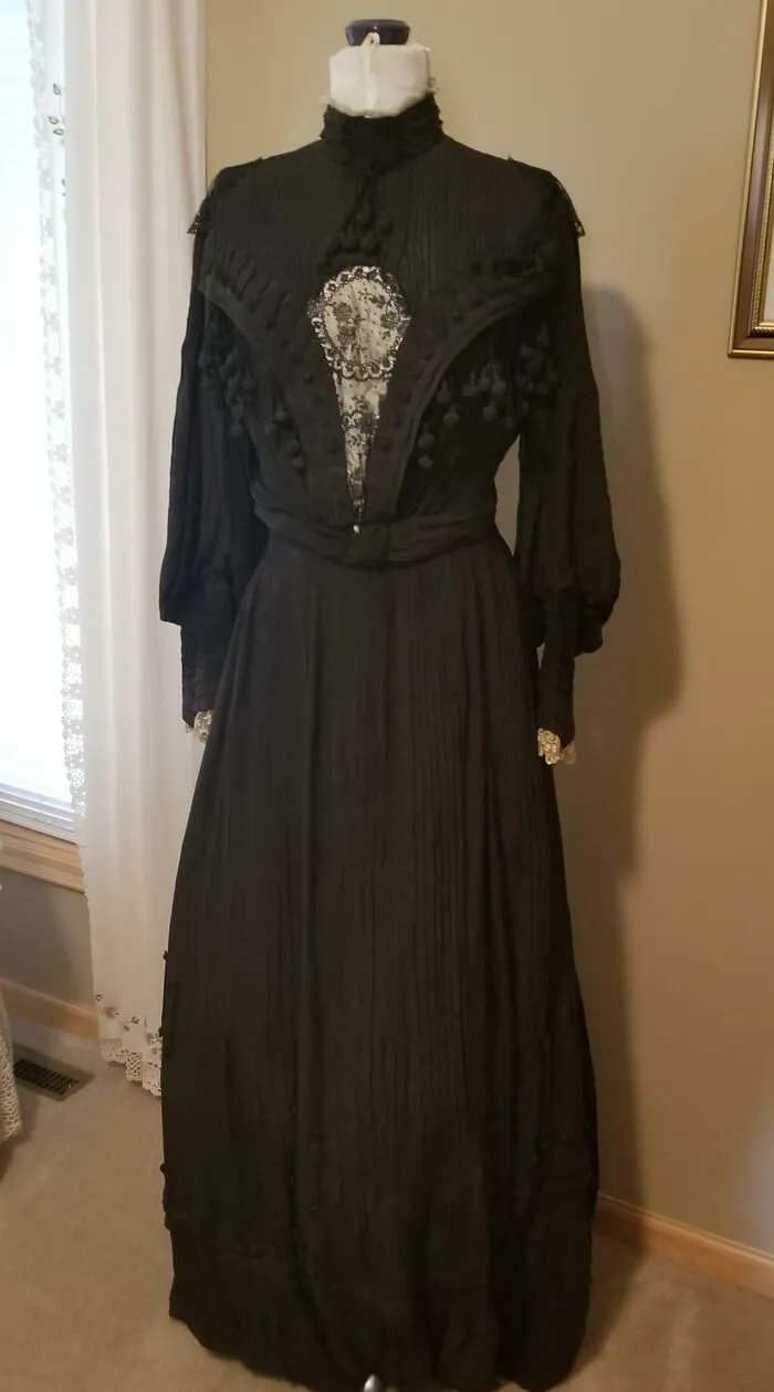 Un vestido de novia negro de la década de 1860 que mi abuela exhibe en su casa. Dijo que perteneció a una mujer de 20 años que se casó con un hombre de 83.