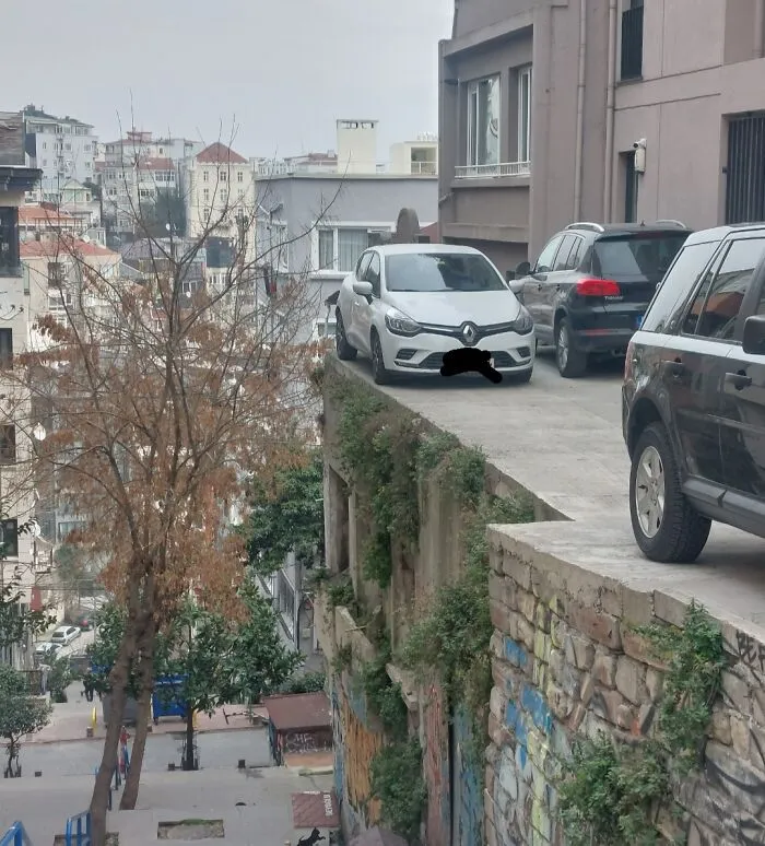 Car Parking Without Safety Barriers