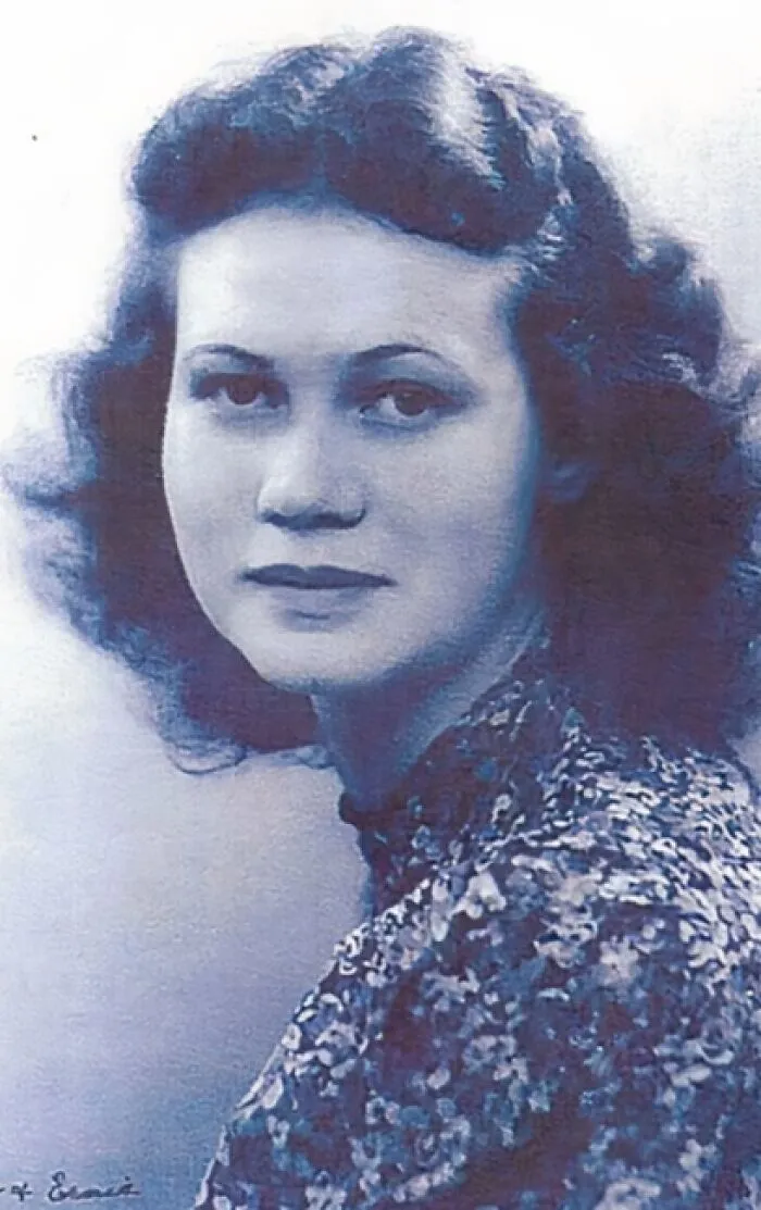 In May 1944, 23-Year-Old Phyllis Latour Jumped Out Of A Us Air Force Bomber And Parachuted Into Occupied Normandy, France