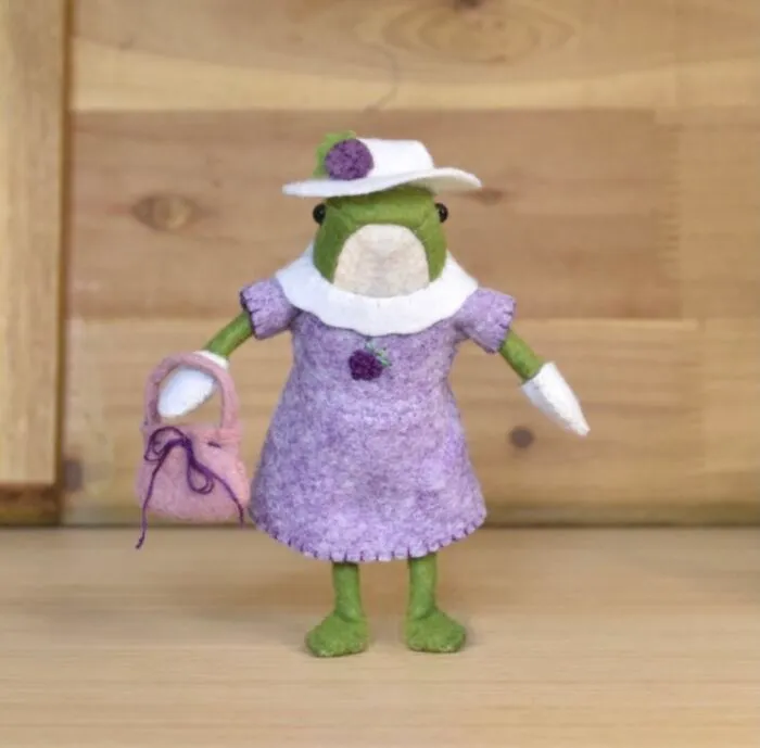 My Handmade Felt Frog Doll And His Extensive Wardrobe Of Wholesome Outfits (37 Pics)