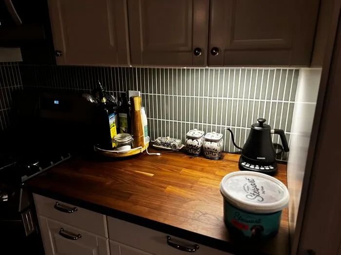Everyone Wants Their Kitchen To Look Like It's Straight Out Of A Fancy Magazine, And These <a Style="Display:inline;" Href="Https://Www.amazon.com/Rechargeable-Operated-Magnetic-Dimmable-Wireless/Dp/B0csjrzs97?ie=utf8&th=1&linkcode=ll1&tag=bpseahorse-20&linkid=5f0bda01549a0ad78aa3cd1a038a96eb&language=en_us&ref_=as_li_ss_tl" Target="_blank"><span Style="Font: Inherit; Color: #d74b1f;"> Under Cabinet Lights </Span> Are A Surprisingly Easy Way To Do It