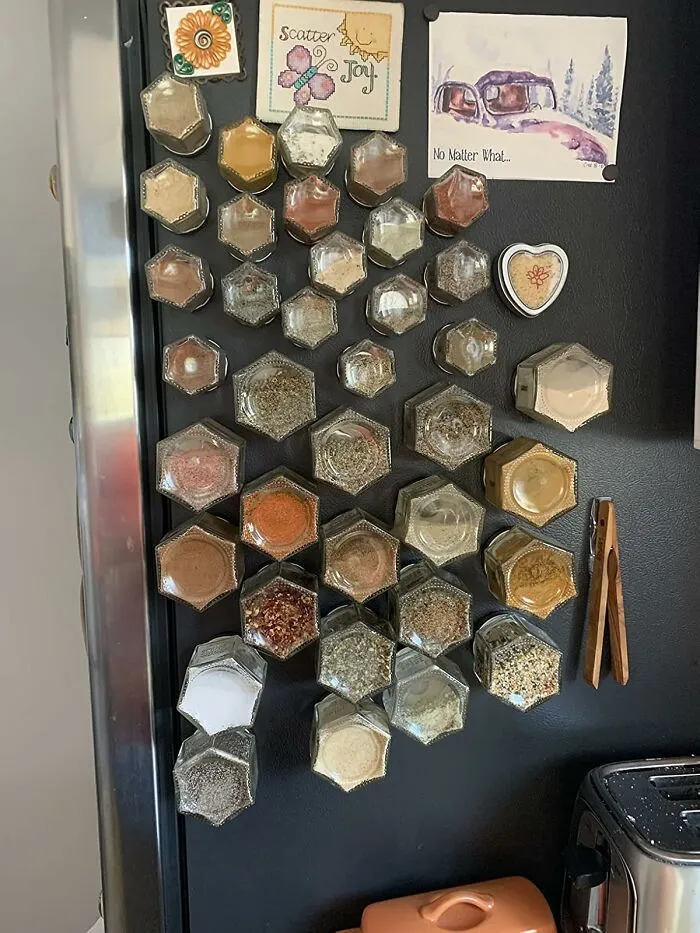 Give Your Spices A Cool Floating Effect (And Get Them Off The Counter) With These Nifty <a Style="Display:inline;" Href="Https://Www.amazon.com/Gneiss-Spice-Magnetic-Hanging-Hexagon/Dp/B00ldg61ee?ie=utf8&th=1&linkcode=ll1&tag=bpelephant-20&linkid=19b9271fa12ea25c016d540c9a6e9ef7&language=en_us&ref_=as_li_ss_tl" Target="_blank"><span Style="Font: Inherit; Color: #d74b1f;"> Magnetic Spice Jars </Span>