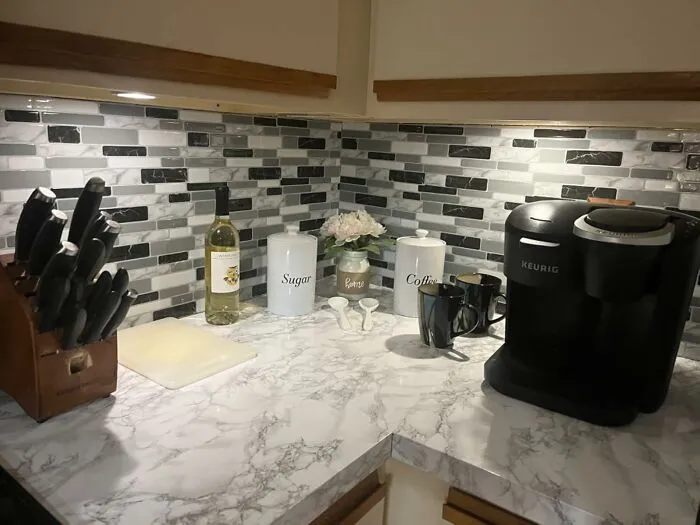 That Dramatic Kitchen Glow-Up You've Been Dreaming Of Is Just A Weekend (And Some Clever <a Style="Display:inline;" Href="Https://Www.amazon.com/Art3d-20-Sheet-Backsplash-Self-Adhesive-Bathroom/Dp/B0ds5xjrt6?ie=utf8&th=1&linkcode=ll1&tag=bpkoala-20&linkid=7ab5ad472a5edcd9f48ecd6a953eaa76&language=en_us&ref_=as_li_ss_tl" Target="_blank"><span Style="Font: Inherit; Color: #d74b1f;"> Peel And Stick Marble Backsplash </Span>) Away