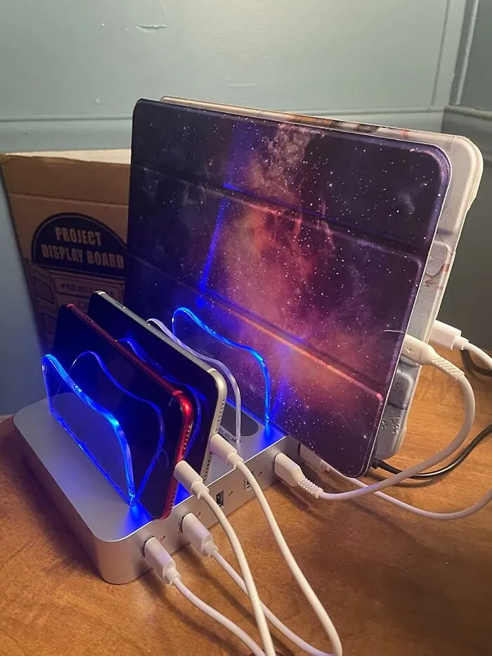 Your Monday Morning "Which Device Is About To Die First?" Anxiety Is Officially Cancelled By This <a Style="Display:inline;" Href="Https://Www.amazon.com/Poweroni-USB-Charging-Station-Dock/Dp/B07dmnpnsh?ie=utf8&th=1&linkcode=ll1&tag=bpsheep-20&linkid=04d3692f817f7e74ed57ac5f564f7707&language=en_us&ref_=as_li_ss_tl" Target="_blank"><span Style="Font: Inherit; Color: #d74b1f;"> 6-Port USB Charging Dock </Span>, Ensuring All Your Gadgets Are Juiced Up And Ready To Face The Week, Even If You're Not