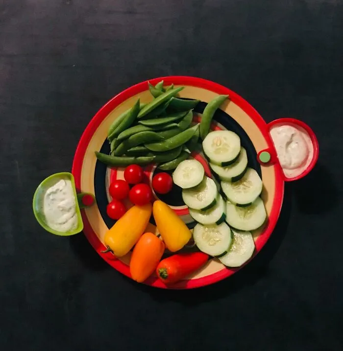 Your Picnic Plate Will No Longer Be The Scene Of An Epic Battle Between Your Chips And Runaway Salsa, Thanks To <a Style="Display:inline;" Href="Https://Www.amazon.com/Guyuyii-Pack-Chip-Dip-Sets/Dp/B00vkbx4uq?ie=utf8&linkcode=ll1&tag=bpraccoon-20&linkid=cc8b7a19637269ccbee9e646fe7650d2&language=en_us&ref_=as_li_ss_tl" Target="_blank"><span Style="Font: Inherit; Color: #d74b1f;"> These Ingenious Dip Clips For Plates</Span> That Give Your Guac Its Own Personal Vip Section