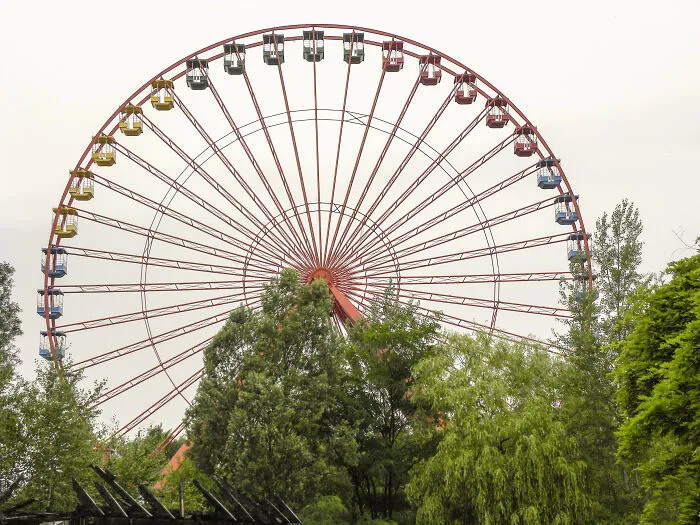 27 Places That Were Tourist Gold Until Everyone Forgot They Existed