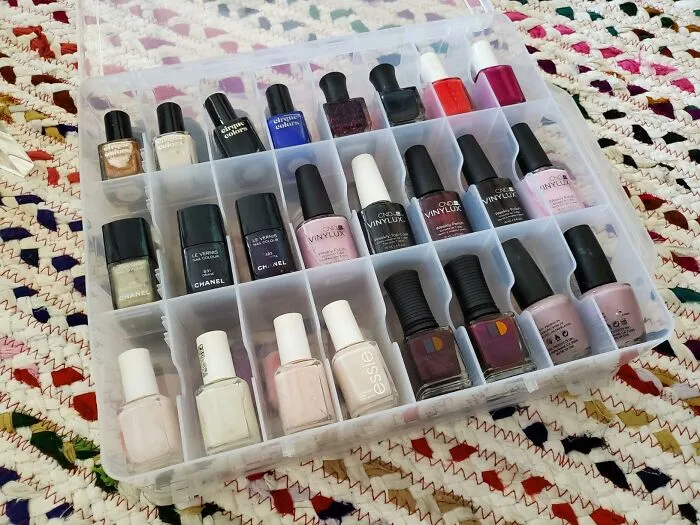 Prevent Your Nail Polish Collection From Looking Like A Jumbled Rainbow Explosion And Get It Beautifully Sorted With A <a Style="Display:inline;" Href="Https://Www.amazon.com/Makartt-Universal-Organizer-Adjustable-Dividers/Dp/B00xed9d94?ie=utf8&th=1&linkcode=ll1&tag=bpbeaver-20&linkid=fa7f5658af280438435052b7f848b311&language=en_us&ref_=as_li_ss_tl" Target="_blank"><span Style="Font: Inherit; Color: #d74b1f;"> Nail Polish Organiser </Span>