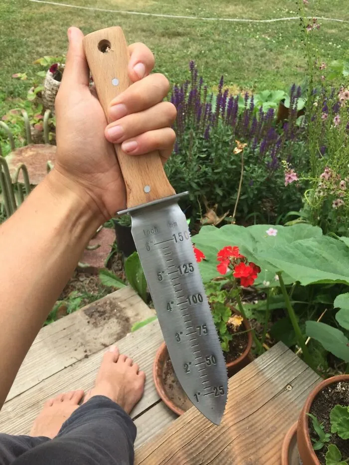 Your Other Garden Tools Might Start Feeling A Bit Insecure Because This <a Style="Display:inline;" Href="Https://Www.amazon.com/Garden-Diamond-Sharpening-Thickest-Leather/Dp/B016bbm6fi?ie=utf8&th=1&linkcode=ll1&tag=bpowl-20&linkid=12604ff7527a35246eae903f8ef01168&language=en_us&ref_=as_li_ss_tl" Target="_blank"><span Style="Font: Inherit; Color: #d74b1f;"> Classic Hori Hori Garden Knife </Span> Is The Multi-Tasking Legend That Makes Them Look Like They're Just Phoning It In
