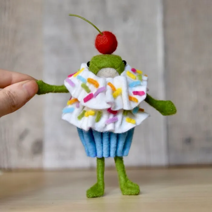 My Handmade Felt Frog Doll And His Extensive Wardrobe Of Wholesome Outfits (37 Pics)