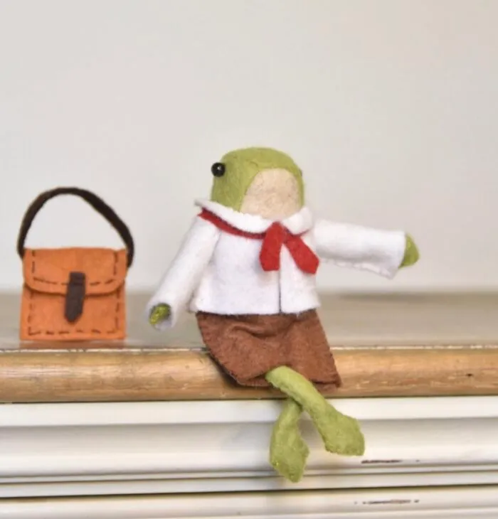 My Handmade Felt Frog Doll And His Extensive Wardrobe Of Wholesome Outfits (37 Pics)
