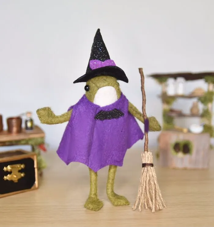 My Handmade Felt Frog Doll And His Extensive Wardrobe Of Wholesome Outfits (37 Pics)
