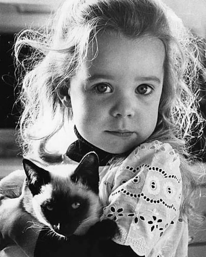 47 Adorable Vintage Photos Showcasing The Timeless Bond Between Kids And Cats, As Collected By This Page