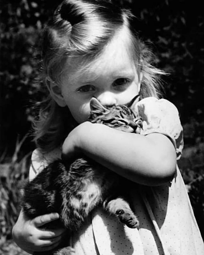 47 Adorable Vintage Photos Showcasing The Timeless Bond Between Kids And Cats, As Collected By This Page