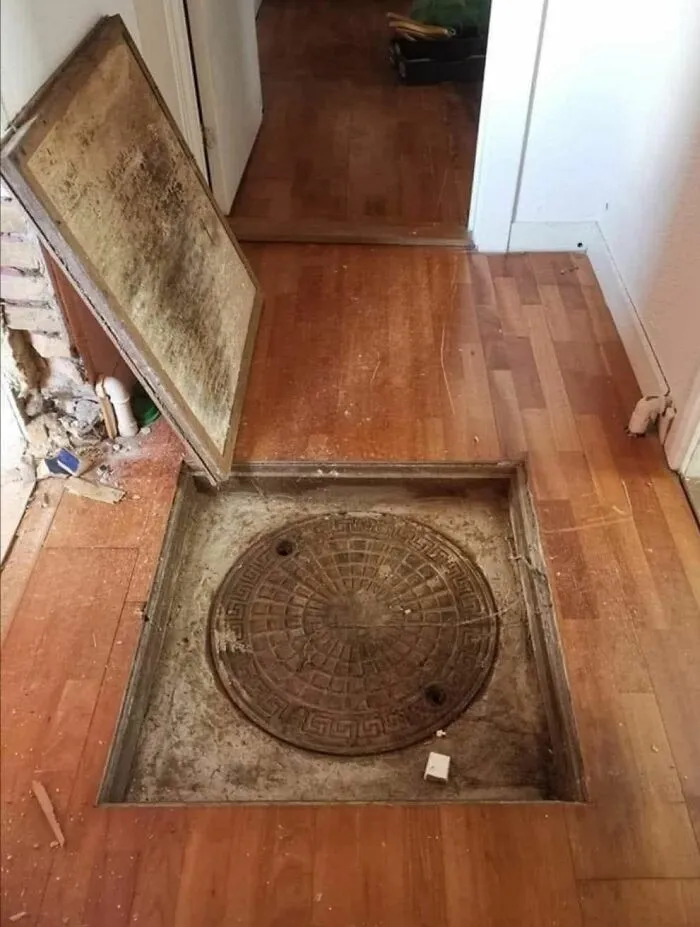 Imagina tener una tapa de alcantarilla debajo del piso en el pasillo.