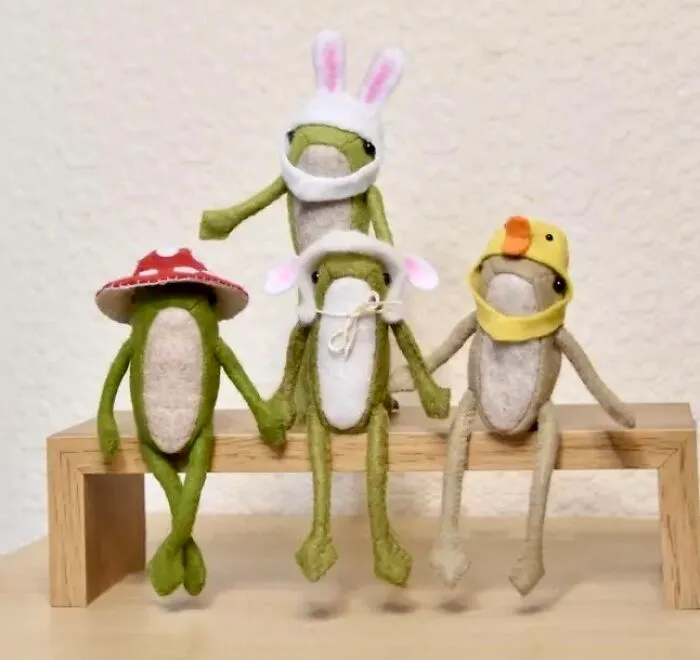 My Handmade Felt Frog Doll And His Extensive Wardrobe Of Wholesome Outfits (37 Pics)
