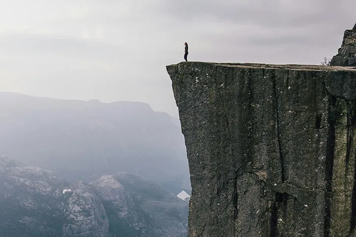 “We Need To Leave… Now”: 40 Heart-Pounding Moments When Gut Instinct Meant Everything