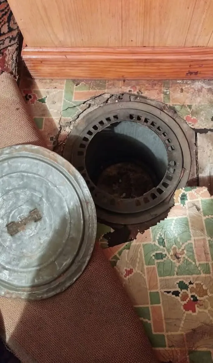 ¿Qué es esto? Encontrado bajo la alfombra y el linóleo de una habitación de una casa del siglo XIX.