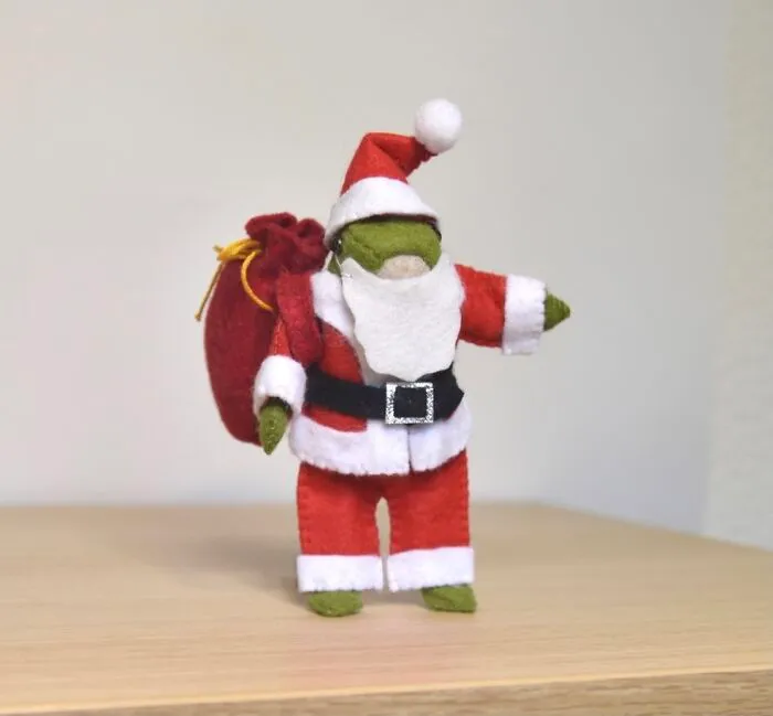 My Handmade Felt Frog Doll And His Extensive Wardrobe Of Wholesome Outfits (37 Pics)
