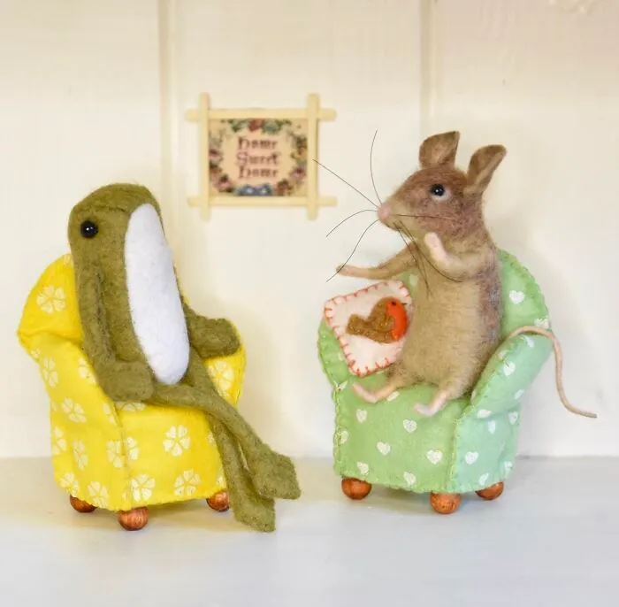 My Handmade Felt Frog Doll And His Extensive Wardrobe Of Wholesome Outfits (37 Pics)