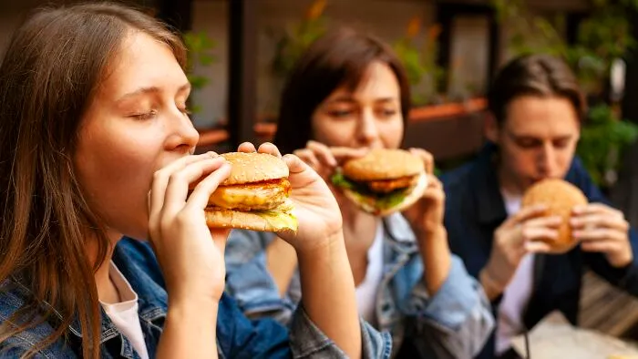 “It Was Horrific”: 20 Examples Of Incredibly Unhealthy Things Folks Have Seen Other People Do