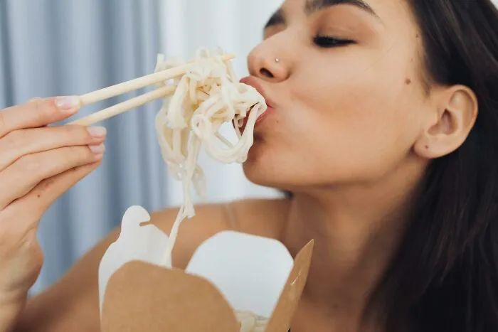 “It Was Horrific”: 20 Examples Of Incredibly Unhealthy Things Folks Have Seen Other People Do