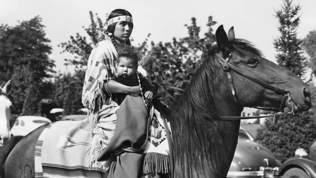 29 Vintage Photos That Capture The Quiet Dignity Of Native American Women A Century Ago
