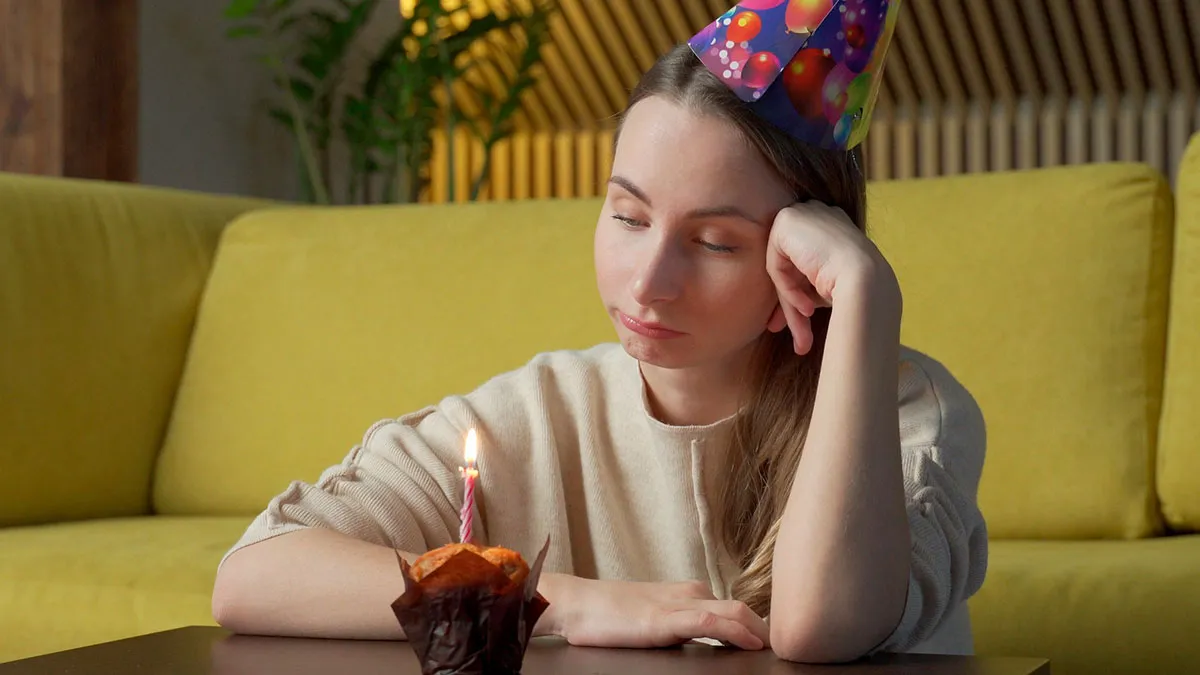 Socially Anxious Lady Ditches Her Own B-Day As Roomie Invites 50 People And Calls Her Ungrateful