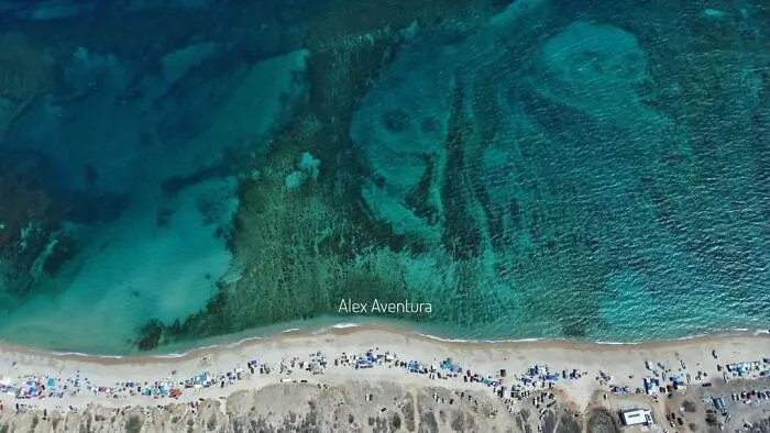 Vista aérea de un lugar misterioso y raro en la costa, descubierto en Google Earth con aguas turquesas y arena clara.
